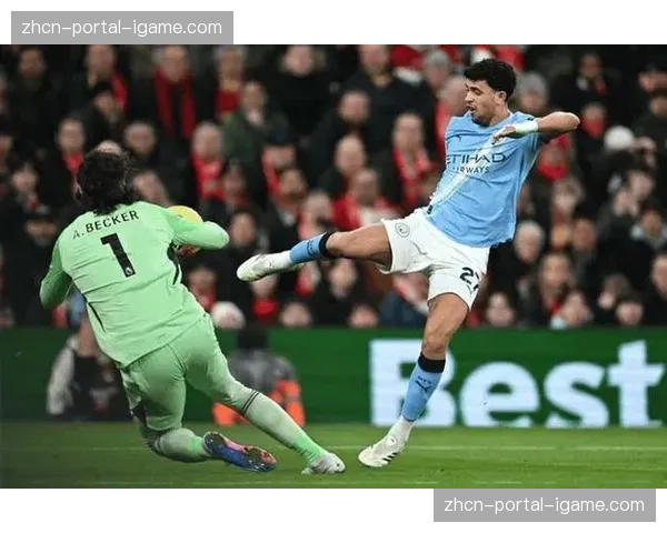 特写：布雷斯特门将神勇三连扑，力保球门不失