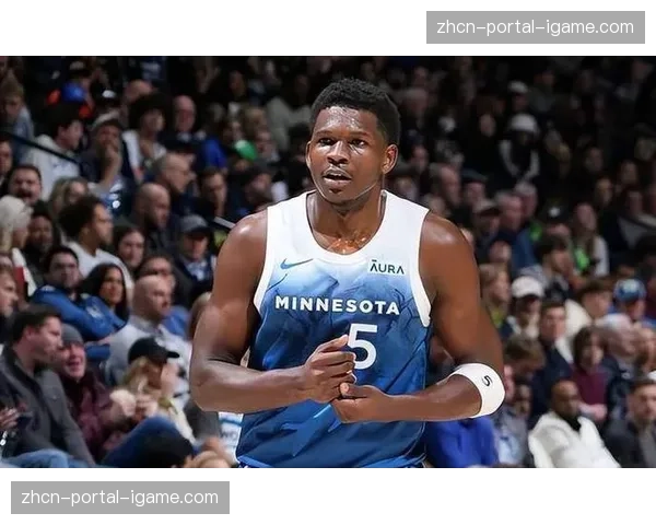 爱德华兹隔扣文班亚马瞬间引爆标靶中心，入选当日五佳球之首